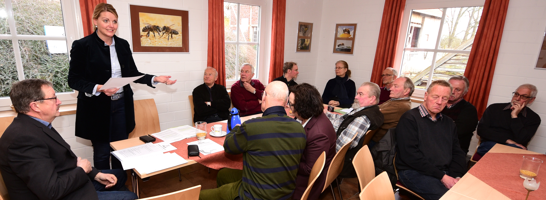 MdL Christina Schulze Föcking im Gespräch mit den Imkern