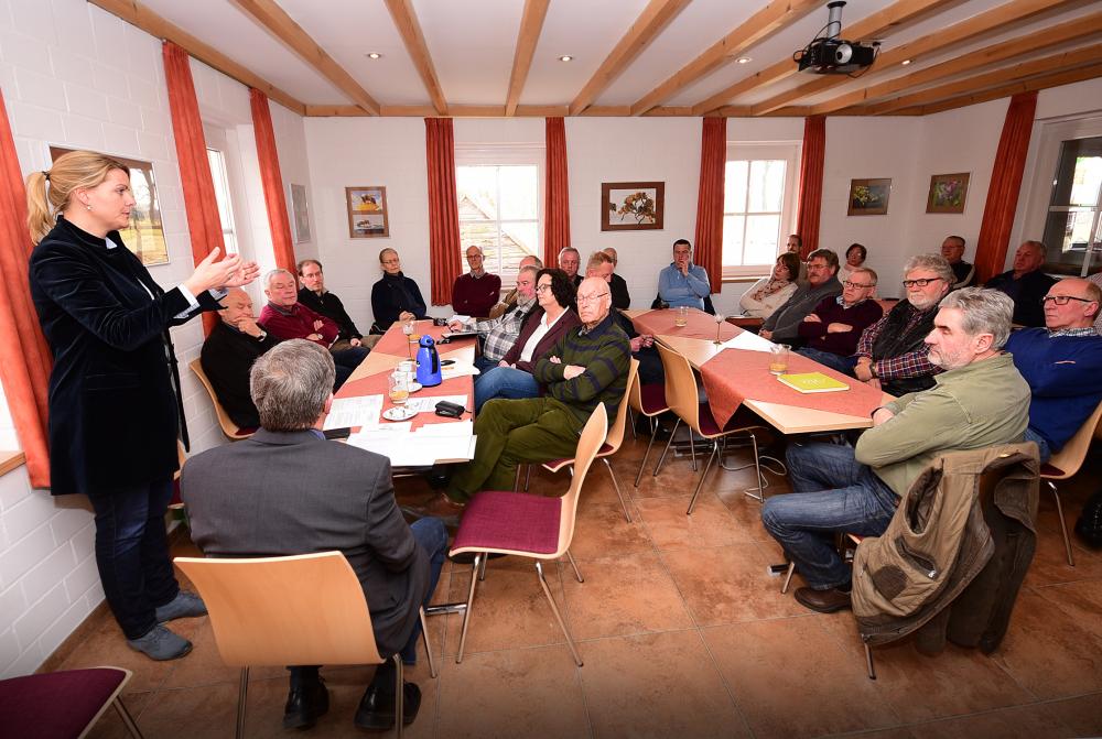 MdL Christina Schulze Föcking im Gespräch mit den Imkern